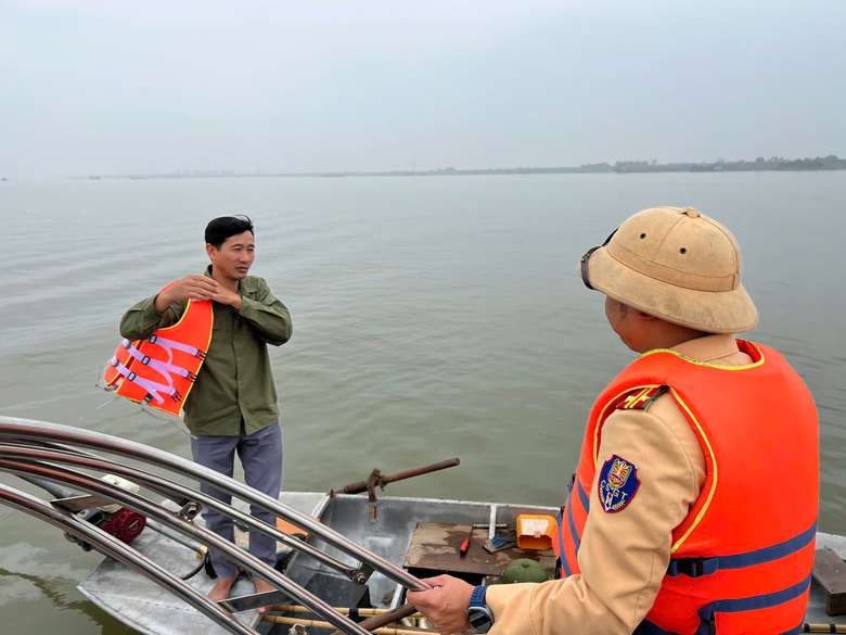 CSGT trao &aacute;o phao cho d&acirc;n ch&agrave;i mưu sinh tr&ecirc;n s&ocirc;ng Hồng- Ảnh 5.
