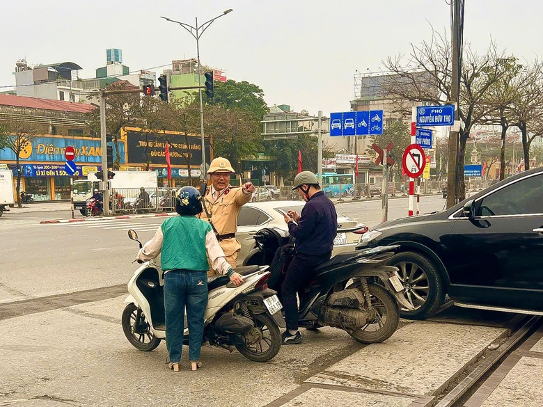 Xử phạt gần 200 t&agrave;i xế cố vượt r&agrave;o chắn đường sắt, bất chấp nguy cơ tai nạn- Ảnh 1.