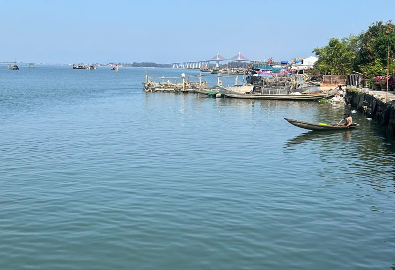 Huế: Lật thuyền khi xem đua ghe, hai mẹ con tử vong - Ảnh 1.