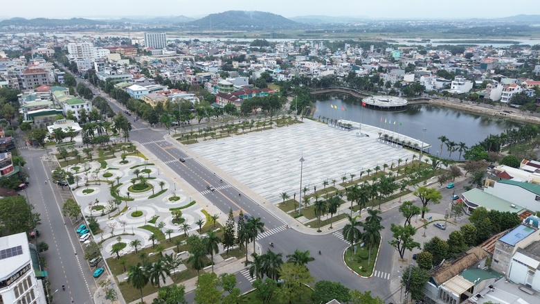 Đường Phạm Văn Đồng ở Quảng Ngãi rộng thênh thang sau nâng cấp- Ảnh 1. Đường Phạm Văn Đồng ở Quảng Ngãi rộng thênh thang sau nâng cấp- Ảnh 1.