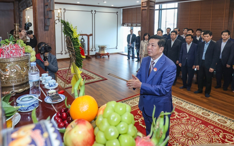 Lãnh đạo Bộ Xây dựng dâng hương nhân kỷ niệm 96 năm ngày thành lập Đảng- Ảnh 1. Lãnh đạo Bộ Xây dựng dâng hương nhân kỷ niệm 96 năm ngày thành lập Đảng- Ảnh 1.