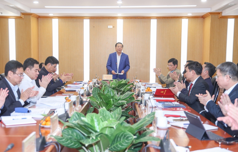 Trao Huy hiệu 30 năm tuổi Đảng cho Phó Bí thư chuyên trách Đảng ủy Bộ Xây dựng- Ảnh 3. Trao Huy hiệu 30 năm tuổi Đảng cho Phó Bí thư chuyên trách Đảng ủy Bộ Xây dựng- Ảnh 3.