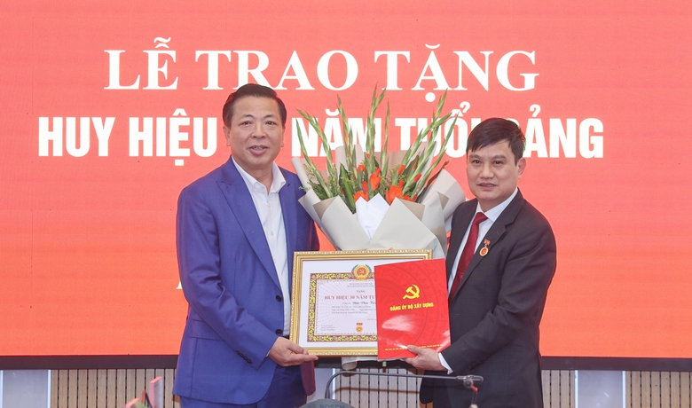 Trao Huy hiệu 30 năm tuổi Đảng cho Phó Bí thư chuyên trách Đảng ủy Bộ Xây dựng- Ảnh 1. Trao Huy hiệu 30 năm tuổi Đảng cho Phó Bí thư chuyên trách Đảng ủy Bộ Xây dựng- Ảnh 1.