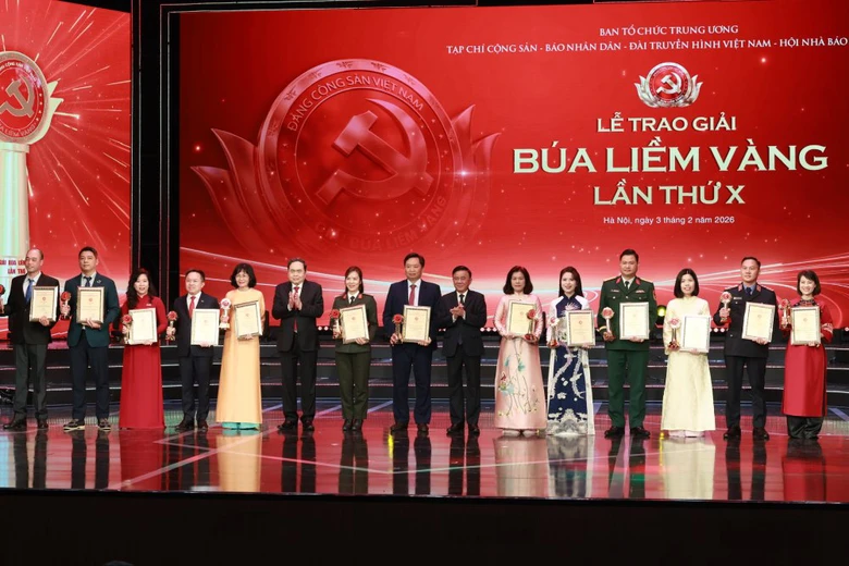 Tuyên dương Bí thư Chi bộ xuất sắc và trao Giải Búa liềm vàng lần thứ X- Ảnh 3. Tuyên dương Bí thư Chi bộ xuất sắc và trao Giải Búa liềm vàng lần thứ X- Ảnh 3.