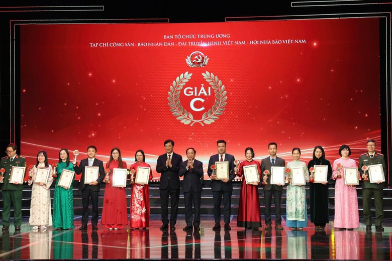 Tuyên dương Bí thư Chi bộ xuất sắc và trao Giải Búa liềm vàng lần thứ X- Ảnh 4. Tuyên dương Bí thư Chi bộ xuất sắc và trao Giải Búa liềm vàng lần thứ X- Ảnh 4.