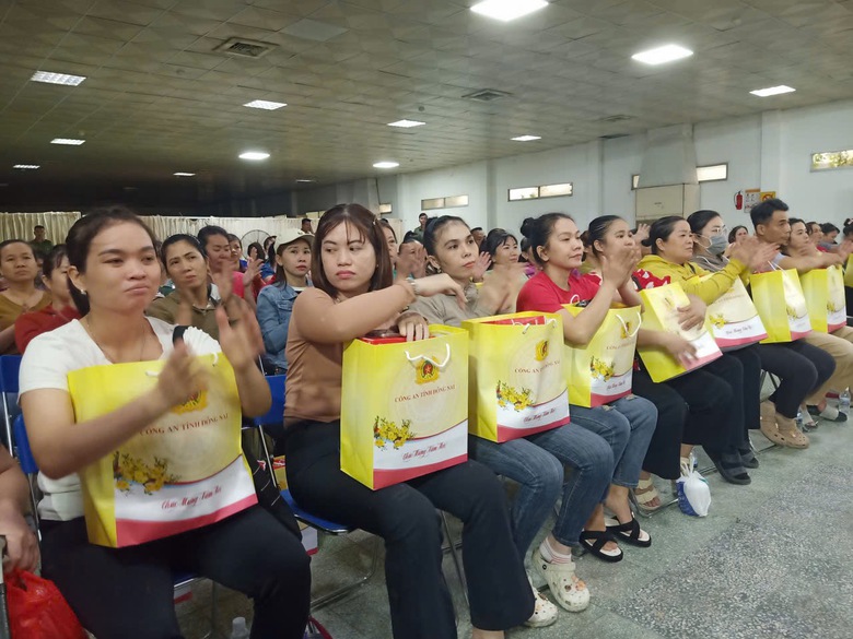 H&agrave;ng ng&agrave;n phần qu&agrave; Tết đến tay c&ocirc;ng nh&acirc;n, người ngh&egrave;o Đồng Nai- Ảnh 3.