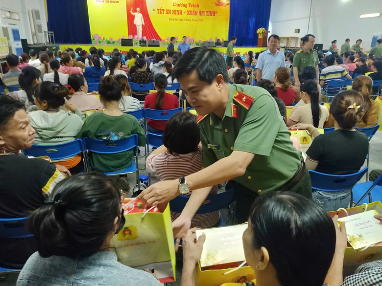 H&agrave;ng ng&agrave;n phần qu&agrave; Tết đến tay c&ocirc;ng nh&acirc;n, người ngh&egrave;o Đồng Nai- Ảnh 1.