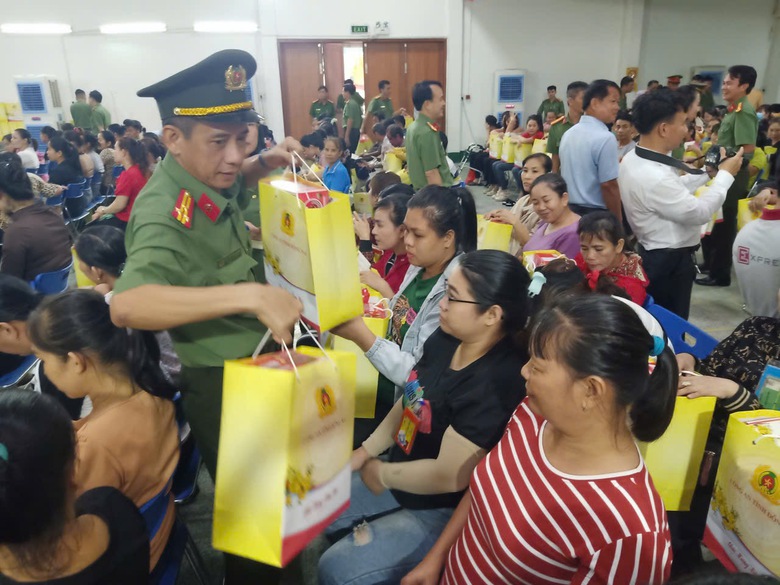 H&agrave;ng ng&agrave;n phần qu&agrave; Tết đến tay c&ocirc;ng nh&acirc;n, người ngh&egrave;o Đồng Nai- Ảnh 2.