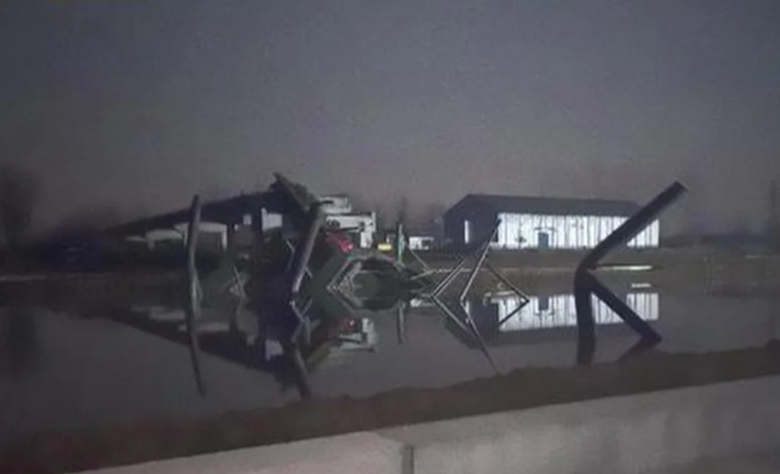 Sập cầu đang x&acirc;y dở ở Trung Quốc, 2 người thiệt mạng- Ảnh 1.