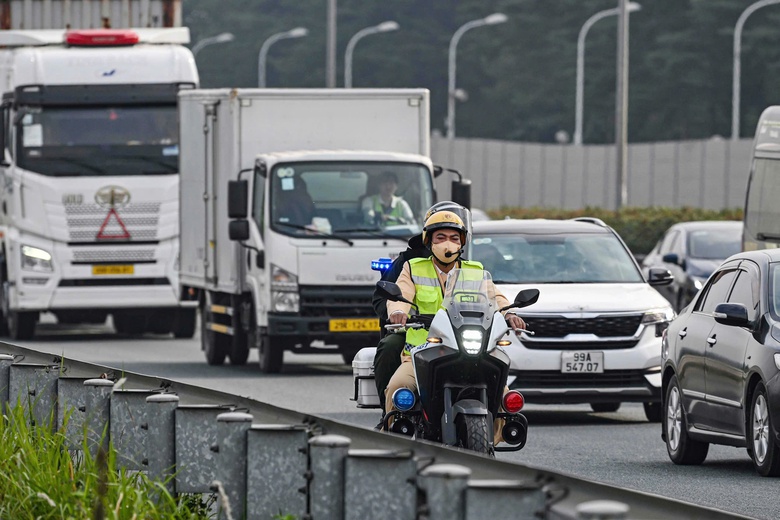 CSGT to&agrave;n quốc sẵn s&agrave;ng dẫn c&aacute;c đo&agrave;n &ocirc; t&ocirc;, xe m&aacute;y của người d&acirc;n về qu&ecirc; đ&oacute;n Tết- Ảnh 1.