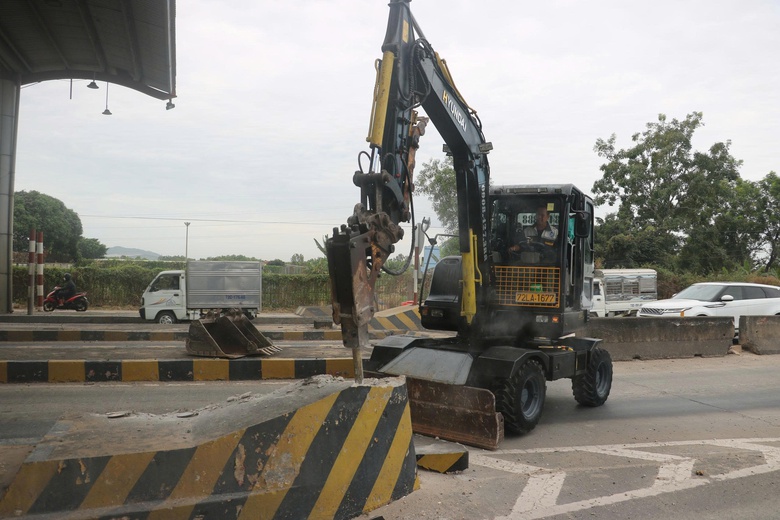 TP.HCM: Tháo dỡ trạm thu phí T3 trên QL51 sau gần 3 năm bỏ hoang- Ảnh 4. TP.HCM: Tháo dỡ trạm thu phí T3 trên QL51 sau gần 3 năm bỏ hoang- Ảnh 4.