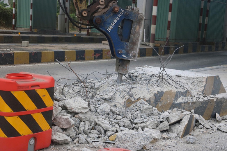 TP.HCM: Tháo dỡ trạm thu phí T3 trên QL51 sau gần 3 năm bỏ hoang- Ảnh 1. TP.HCM: Tháo dỡ trạm thu phí T3 trên QL51 sau gần 3 năm bỏ hoang- Ảnh 1.