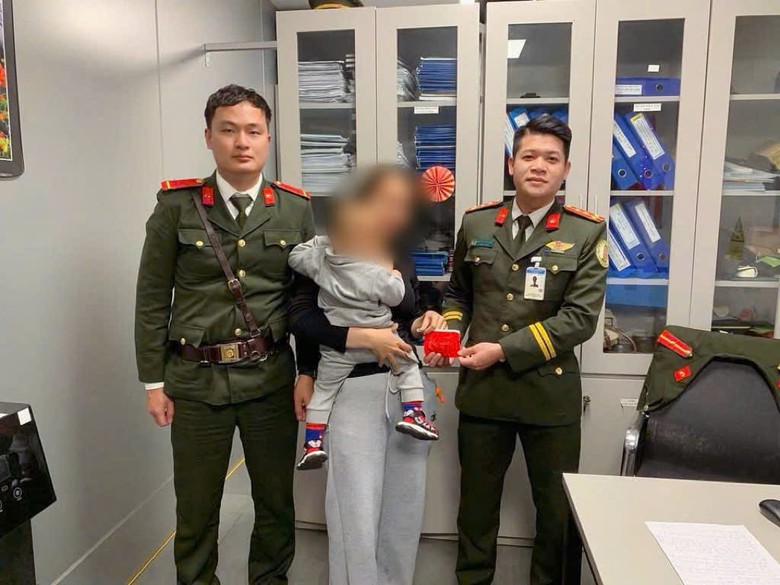 Huế: Trao trả t&agrave;i sản bị thất lạc tại s&acirc;n bay Ph&uacute; B&agrave;i cho h&agrave;nh kh&aacute;ch- Ảnh 1.