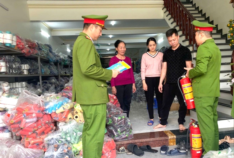 Ninh Bình: Kiểm tra, hướng dẫn bảo đảm an toàn PCCC tại làng nghề may mặc- Ảnh 1. Ninh Bình: Kiểm tra, hướng dẫn bảo đảm an toàn PCCC tại làng nghề may mặc- Ảnh 1.