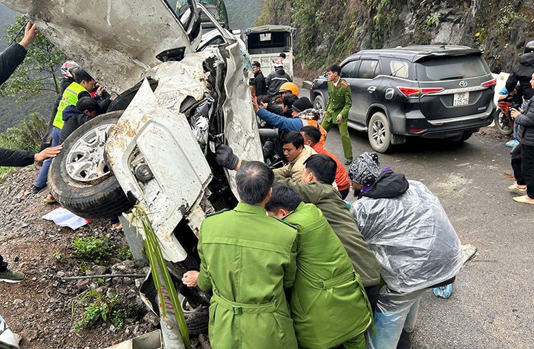 C&ocirc;ng an x&atilde; C&aacute;n Tỷ c&ugrave;ng c&aacute;c lực lượng nhanh ch&oacute;ng c&oacute; mặt tại hiện trường.