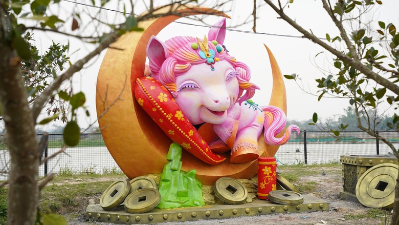 9X Bắc Ninh đấu gi&aacute; linh vật ngựa khổng lồ hơn 200 triệu đồng gi&uacute;p người ngh&egrave;o đ&oacute;n Tết- Ảnh 5.