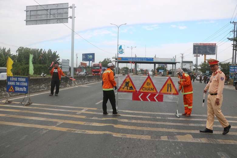 TP.HCM: Tháo dỡ trạm thu phí T3 trên QL51 sau gần 3 năm bỏ hoang- Ảnh 5. TP.HCM: Tháo dỡ trạm thu phí T3 trên QL51 sau gần 3 năm bỏ hoang- Ảnh 5.