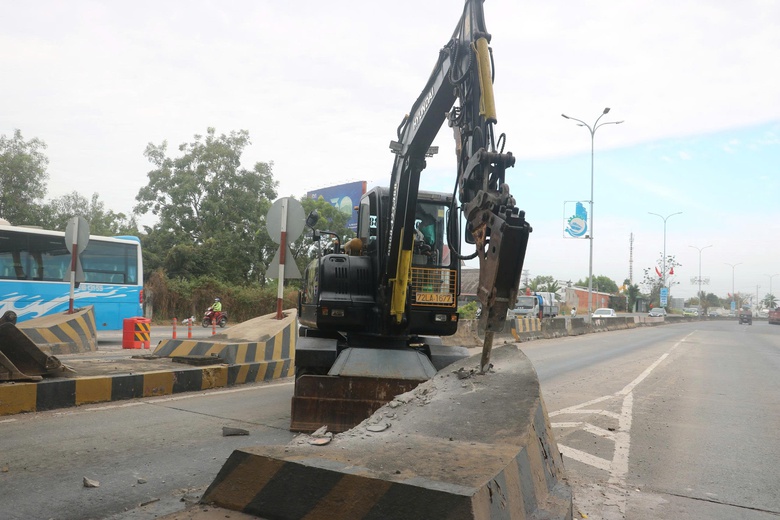 TP.HCM: Tháo dỡ trạm thu phí T3 trên QL51 sau gần 3 năm bỏ hoang- Ảnh 10. TP.HCM: Tháo dỡ trạm thu phí T3 trên QL51 sau gần 3 năm bỏ hoang- Ảnh 10.