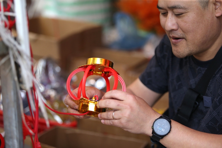 Nhộn nhịp chợ đồ trang tr&iacute; Tết lớn nhất xứ Nghệ- Ảnh 8.