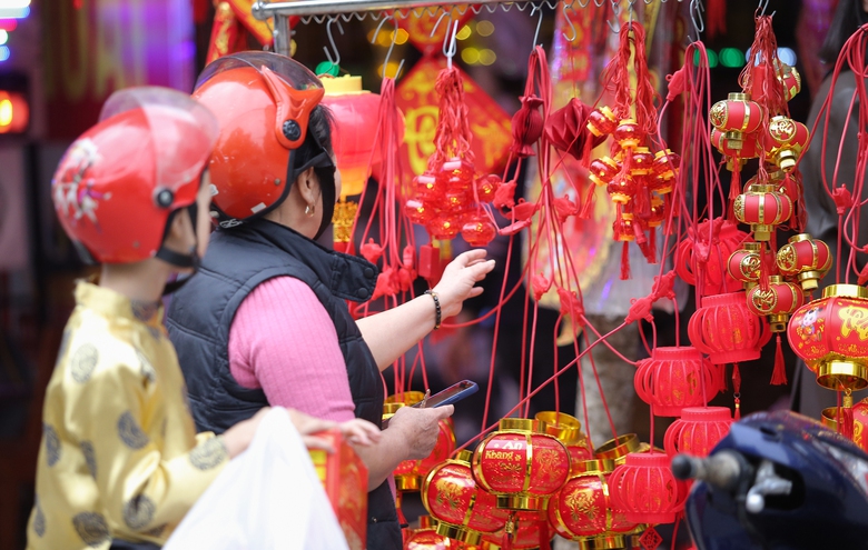 Nhộn nhịp chợ đồ trang tr&iacute; Tết lớn nhất xứ Nghệ- Ảnh 10.