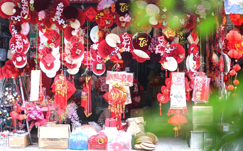 Nhộn nhịp chợ đồ trang tr&iacute; Tết lớn nhất xứ Nghệ- Ảnh 3.