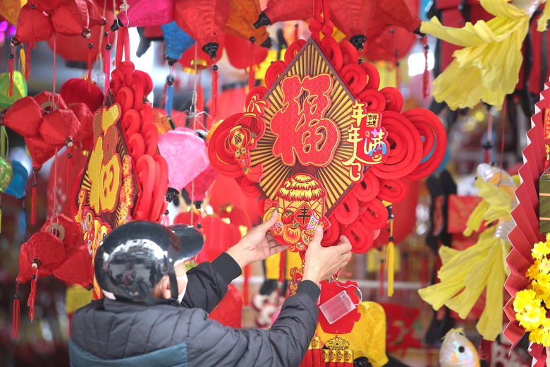 Nhộn nhịp chợ đồ trang tr&iacute; Tết lớn nhất xứ Nghệ- Ảnh 7.