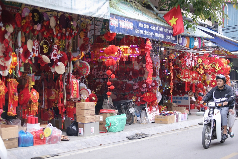 Nhộn nhịp chợ đồ trang tr&iacute; Tết lớn nhất xứ Nghệ- Ảnh 2.