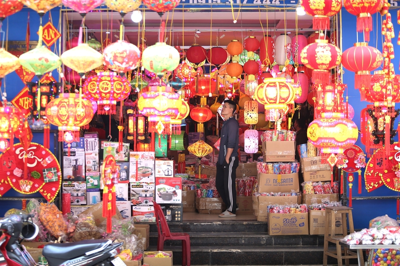 Nhộn nhịp chợ đồ trang tr&iacute; Tết lớn nhất xứ Nghệ- Ảnh 4.