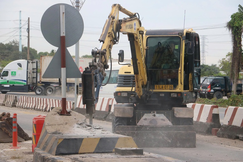 TP.HCM: Tháo dỡ trạm thu phí T3 trên QL51 sau gần 3 năm bỏ hoang- Ảnh 9. TP.HCM: Tháo dỡ trạm thu phí T3 trên QL51 sau gần 3 năm bỏ hoang- Ảnh 9.