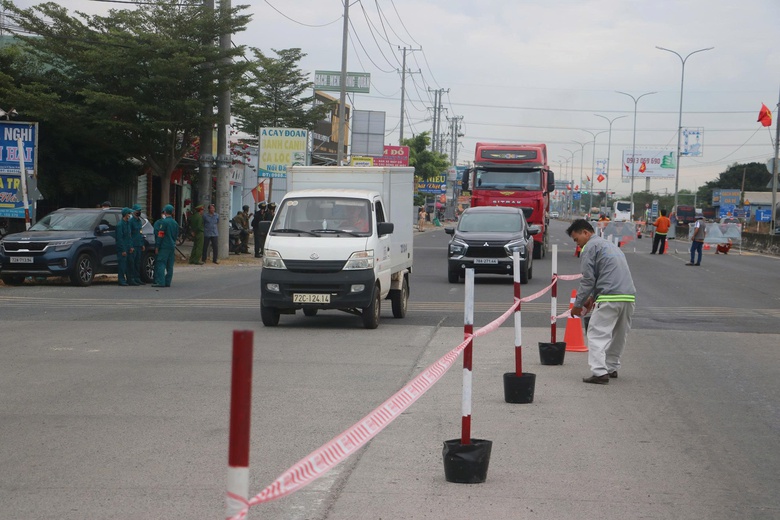 TP.HCM: Tháo dỡ trạm thu phí T3 trên QL51 sau gần 3 năm bỏ hoang- Ảnh 3. TP.HCM: Tháo dỡ trạm thu phí T3 trên QL51 sau gần 3 năm bỏ hoang- Ảnh 3.