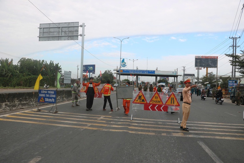 TP.HCM: Tháo dỡ trạm thu phí T3 trên QL51 sau gần 3 năm bỏ hoang- Ảnh 2. TP.HCM: Tháo dỡ trạm thu phí T3 trên QL51 sau gần 3 năm bỏ hoang- Ảnh 2.