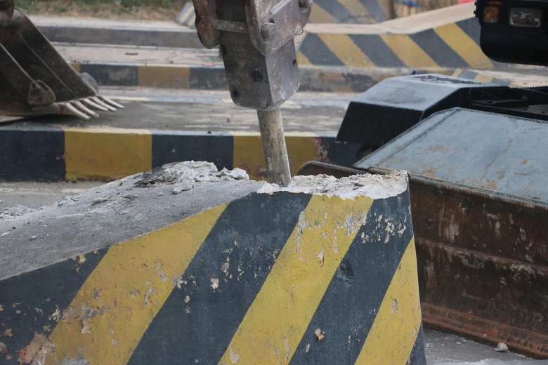 TP.HCM: Tháo dỡ trạm thu phí T3 trên QL51 sau gần 3 năm bỏ hoang- Ảnh 7. TP.HCM: Tháo dỡ trạm thu phí T3 trên QL51 sau gần 3 năm bỏ hoang- Ảnh 7.