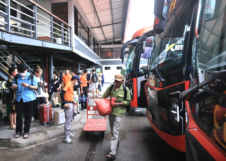 V&eacute; xe kh&aacute;ch Tết tăng nhiệt, nhiều chuyến chỉ c&ograve;n l&aacute;c đ&aacute;c v&agrave;i chỗ trống- Ảnh 1.