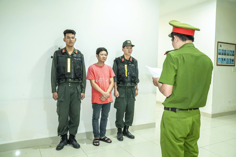 TP.HCM: Khởi tố 2 đối tượng mang hung kh&iacute; đ&aacute;nh nhau ở ng&atilde; tư- Ảnh 1.