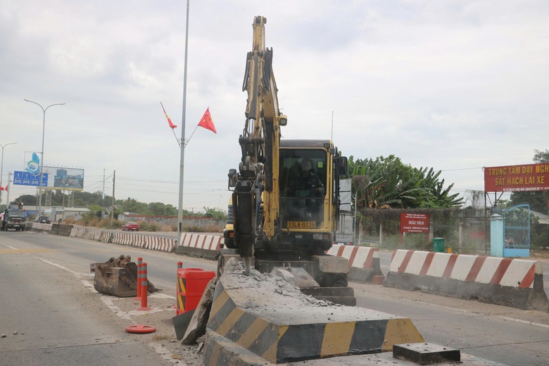 TP.HCM: Tháo dỡ trạm thu phí T3 trên QL51 sau gần 3 năm bỏ hoang- Ảnh 6. TP.HCM: Tháo dỡ trạm thu phí T3 trên QL51 sau gần 3 năm bỏ hoang- Ảnh 6.