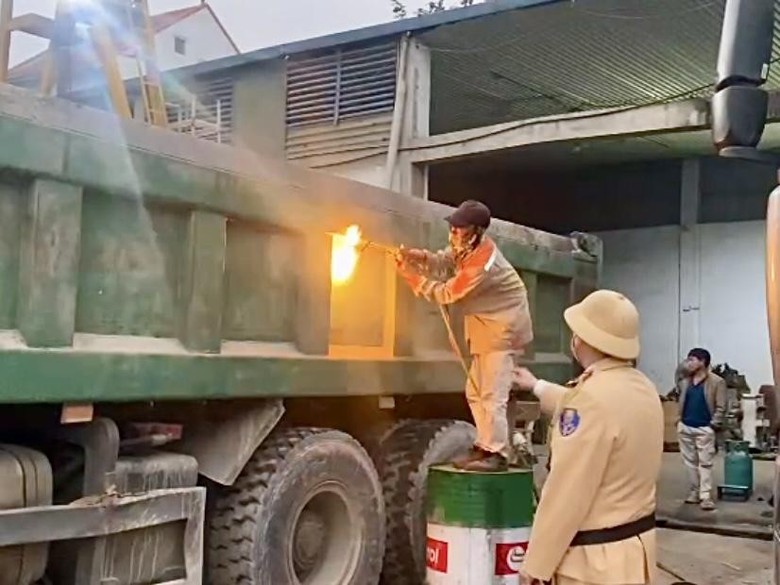 CSGT Hà Nội xử lý hàng chục ô tô tải cơi nới thành, thùng- Ảnh 1. CSGT Hà Nội xử lý hàng chục ô tô tải cơi nới thành, thùng- Ảnh 1.