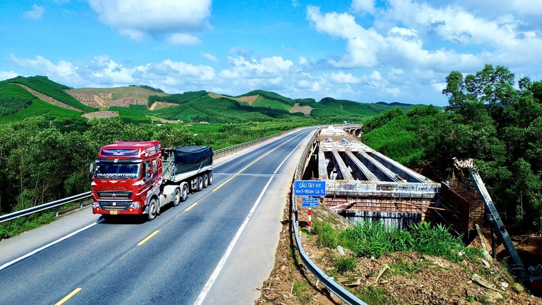 Dự &aacute;n mở rộng cao tốc đoạn La Sơn - H&ograve;a Li&ecirc;n được gia hạn đến th&aacute;ng 3/2026- Ảnh 3.