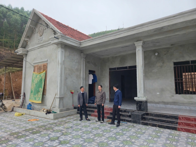 B&aacute;o X&acirc;y dựng chung tay trao 6 ng&ocirc;i nh&agrave; mới cho b&agrave; con mất nh&agrave; v&igrave; lũ ở Tr&agrave;ng X&aacute;- Ảnh 6.