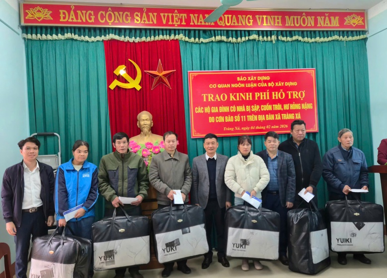 B&aacute;o X&acirc;y dựng chung tay trao 6 ng&ocirc;i nh&agrave; mới cho b&agrave; con mất nh&agrave; v&igrave; lũ ở Tr&agrave;ng X&aacute;- Ảnh 3.