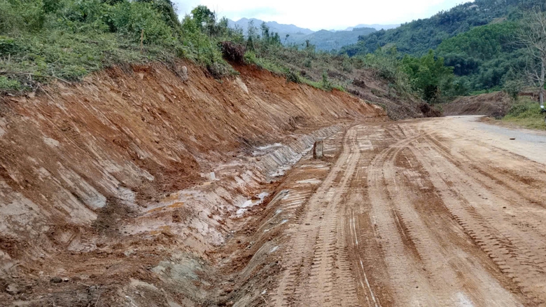 Quảng Ng&atilde;i: Tập trung sửa chữa đường để người d&acirc;n đi lại an to&agrave;n ng&agrave;y Tết- Ảnh 5.