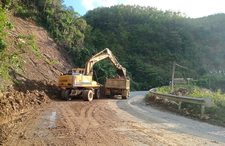 Quảng Ng&atilde;i: Tập trung sửa chữa đường để người d&acirc;n đi lại an to&agrave;n ng&agrave;y Tết- Ảnh 3.