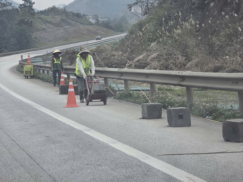 Cao tốc Nội B&agrave;i - L&agrave;o Cai được bảo đảm an to&agrave;n ra sao khi thi c&ocirc;ng mở rộng?- Ảnh 1.