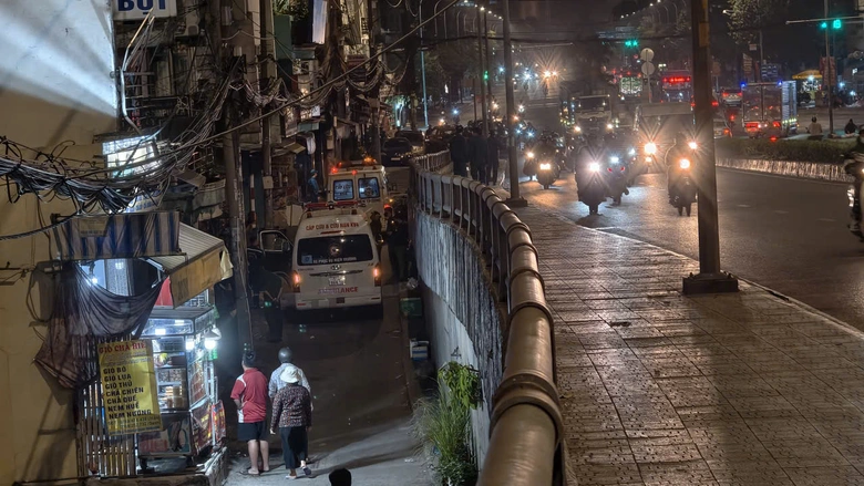 TP.HCM: Ch&aacute;y nh&agrave; trong hẻm l&uacute;c rạng s&aacute;ng, ba mẹ con tử vong thương t&acirc;m- Ảnh 1.