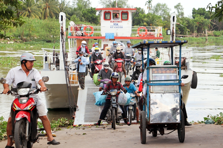 Bến ph&agrave; nối Cần Thơ, Vĩnh Long hoạt động trở lại sau 3 th&aacute;ng tạm dừng- Ảnh 1.