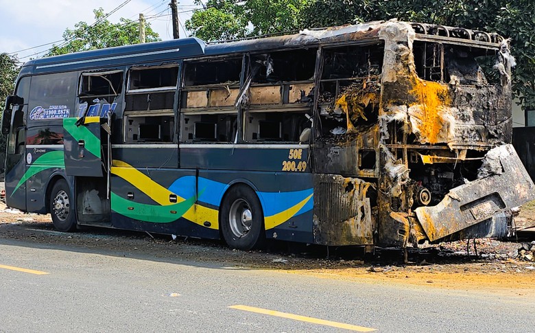 Hiện trường vụ ch&aacute;y &ocirc; t&ocirc; kh&aacute;ch giường nằm ở Quảng Trị- Ảnh 10.