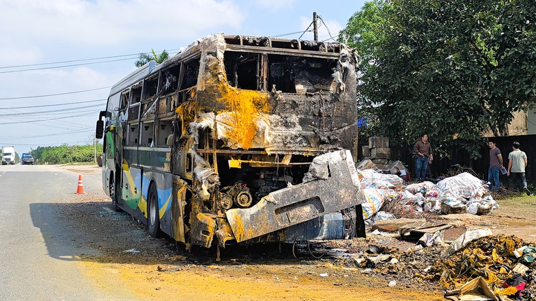 Hiện trường vụ ch&aacute;y &ocirc; t&ocirc; kh&aacute;ch giường nằm ở Quảng Trị- Ảnh 2.