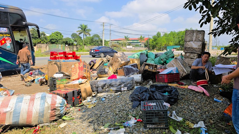 Hiện trường vụ ch&aacute;y &ocirc; t&ocirc; kh&aacute;ch giường nằm ở Quảng Trị- Ảnh 4.