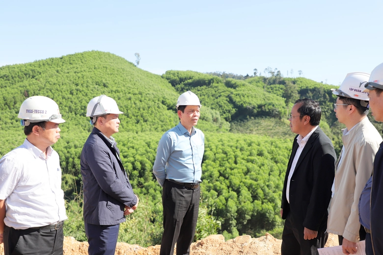 Thứ trưởng L&ecirc; Anh Tuấn kiểm tra, đ&ocirc;n đốc tiến độ dự &aacute;n cao tốc Kh&aacute;nh H&ograve;a - Bu&ocirc;n Ma Thuột- Ảnh 1.