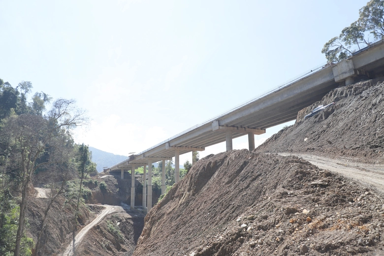 Thứ trưởng L&ecirc; Anh Tuấn kiểm tra, đ&ocirc;n đốc tiến độ dự &aacute;n cao tốc Kh&aacute;nh H&ograve;a - Bu&ocirc;n Ma Thuột- Ảnh 4.