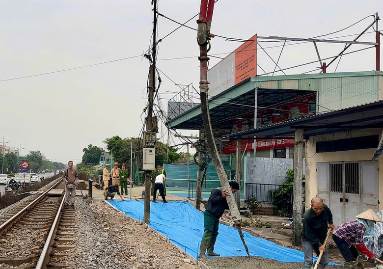 Ninh B&igrave;nh: Đ&oacute;ng 4 lối đi tự mở qua đường sắt tại phường Trường Thi- Ảnh 2.